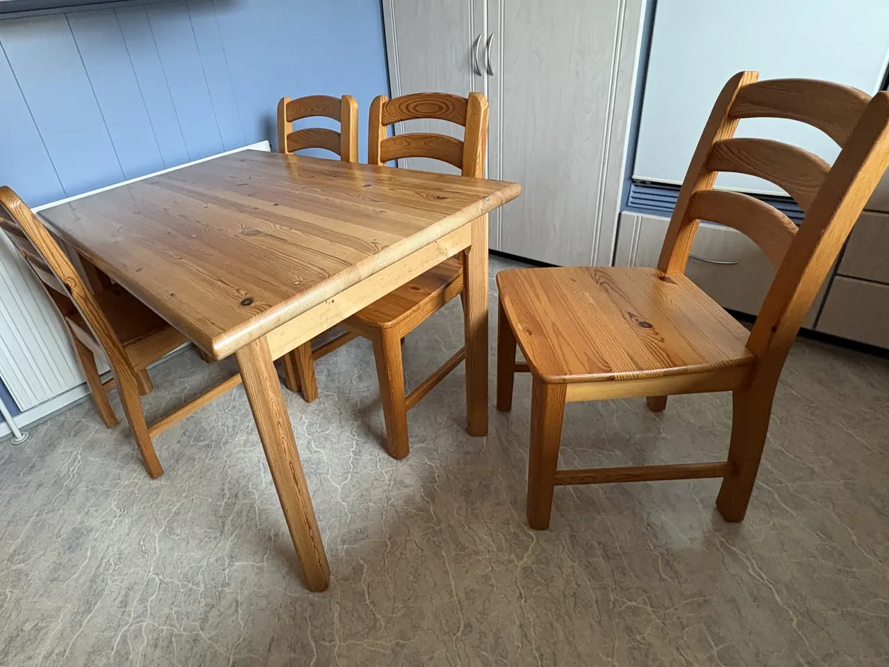 Billede 3 - Spisebord og 4 stole i fyrretræ