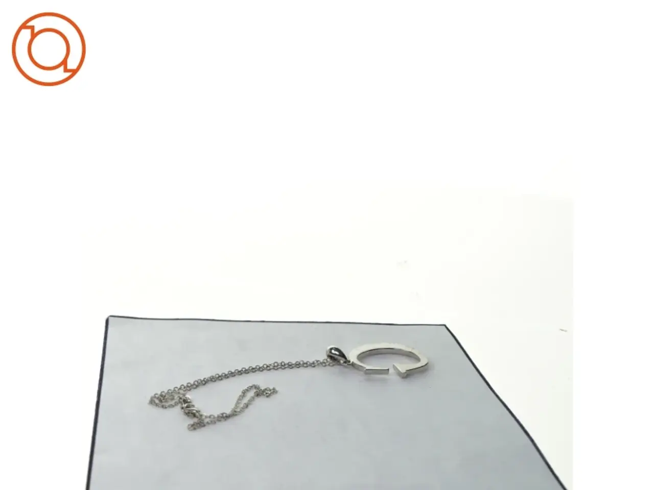 Billede 2 - Halskæde med G-formet vedhæng (str. 32 x 4 cm)