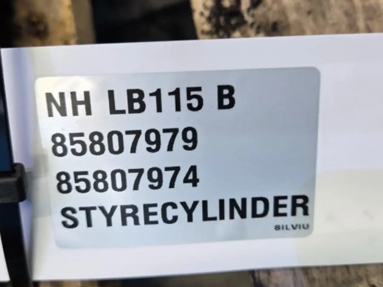 Billede 18 - New Holland LB115B Styrecylinder 85807979