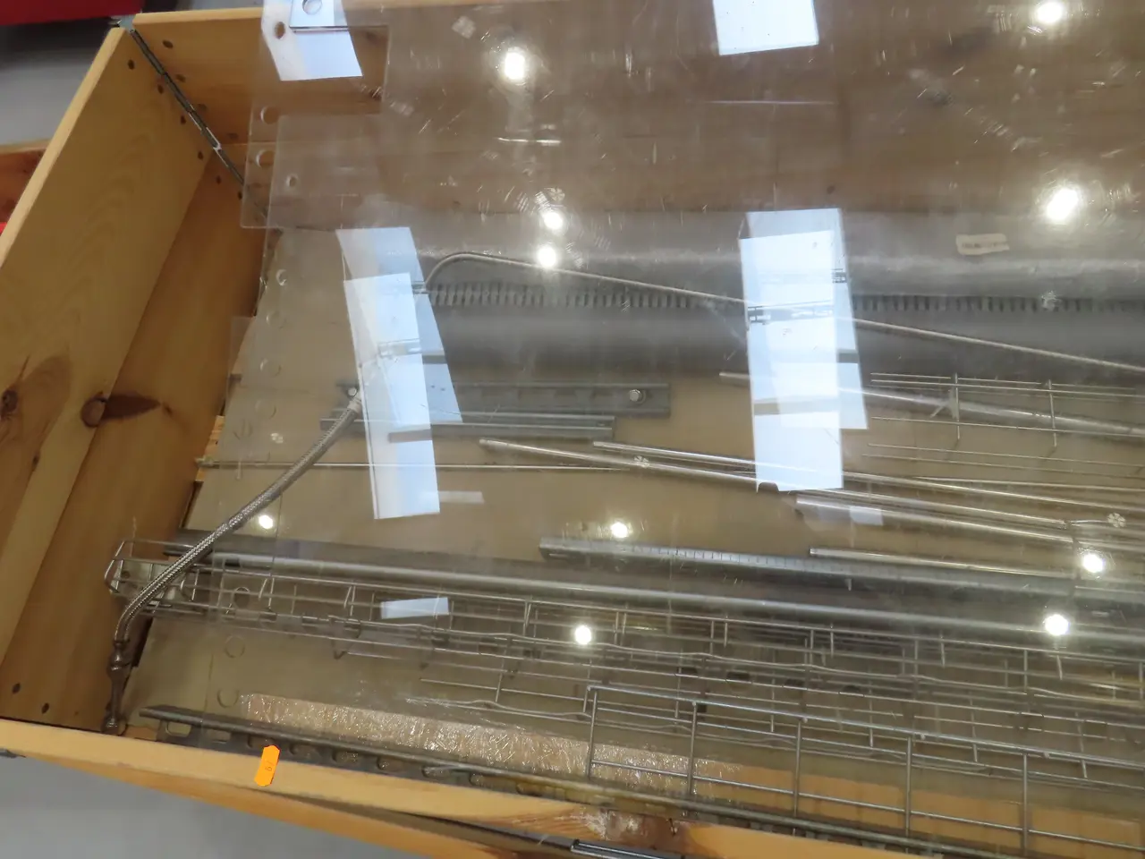 Billede 4 - Palle med div. plexiglas, kabelføringsskinner m.m.