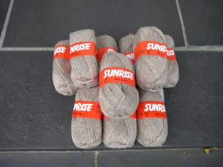 Beige/brunt garn i akryl - 12 garnnøgler