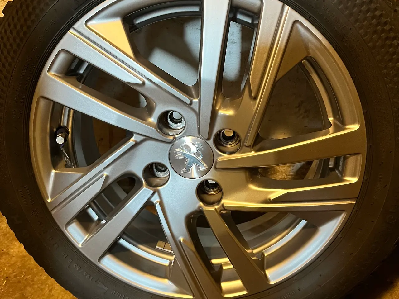 Billede 2 - Peugeot 208 alufælge med vinterdæk 