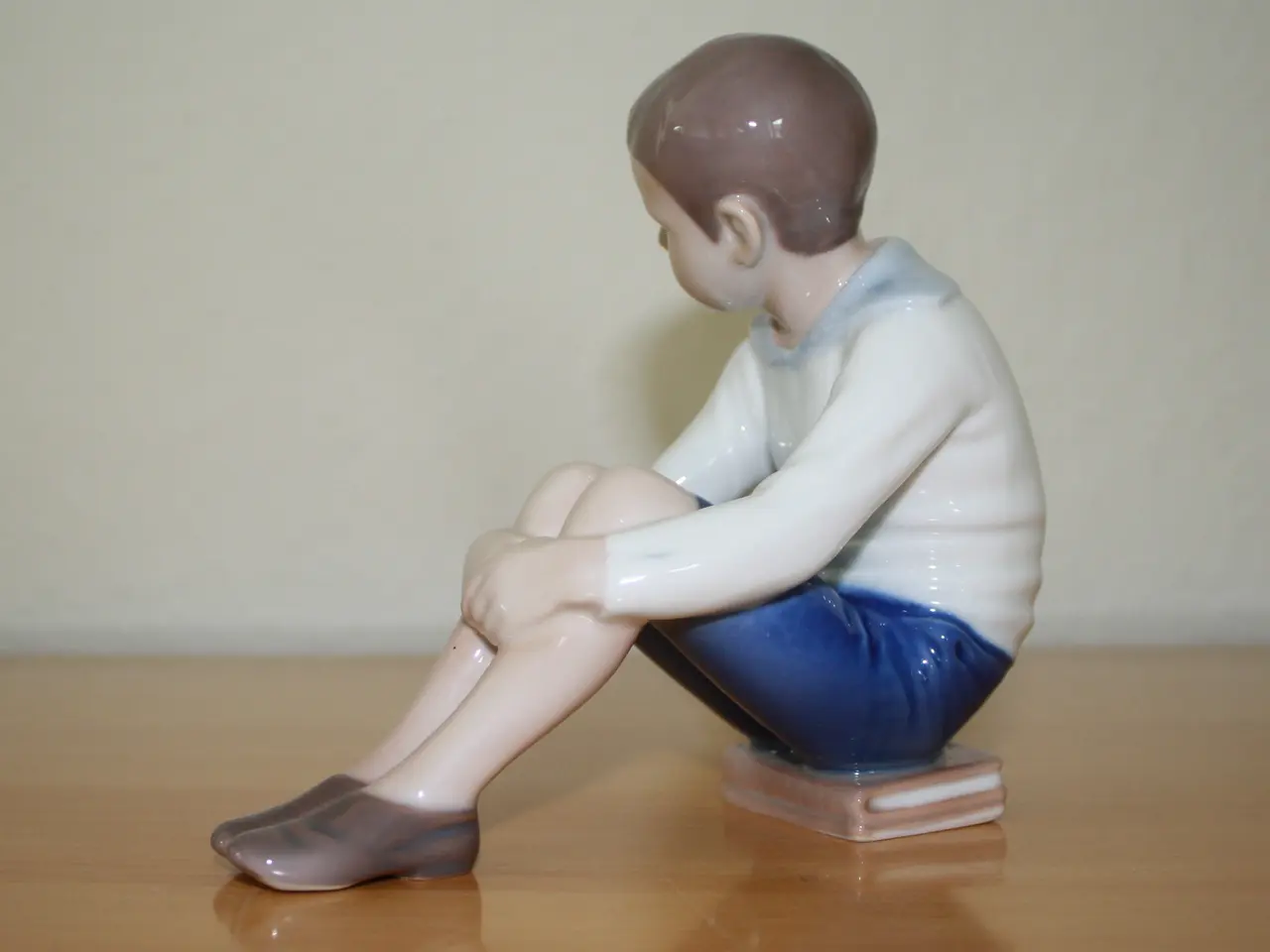 Billede 4 - Dreng, der sidder på bøger, figur fra B & G