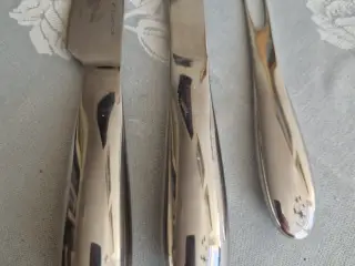 2 osteknive og gaffel