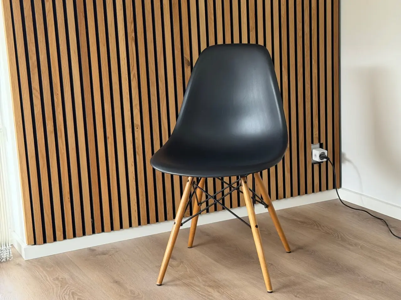 Billede 2 - Vitra Eames spisebordsstole DSW sort plast med træ