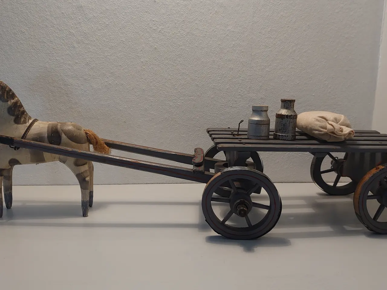 Billede 1 - Træhest med vogn, kornsæk og 2 junger. Ca 1930-40