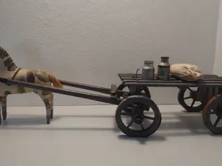 Træhest med vogn, kornsæk og 2 junger. Ca 1930-40