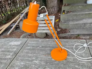 Flot orange bordlampe fra Lyskær