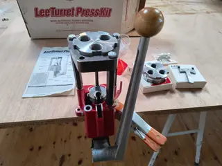 Genladning udstyr, ladepresser,die sæt, krudtmål..