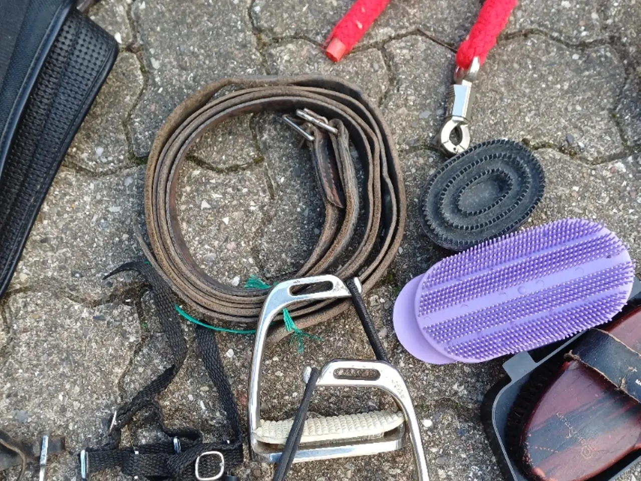 Billede 3 - Diverse rideudstyr – stigbøjler, sporer, gjord mm.