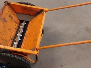 Sand/salt spreder