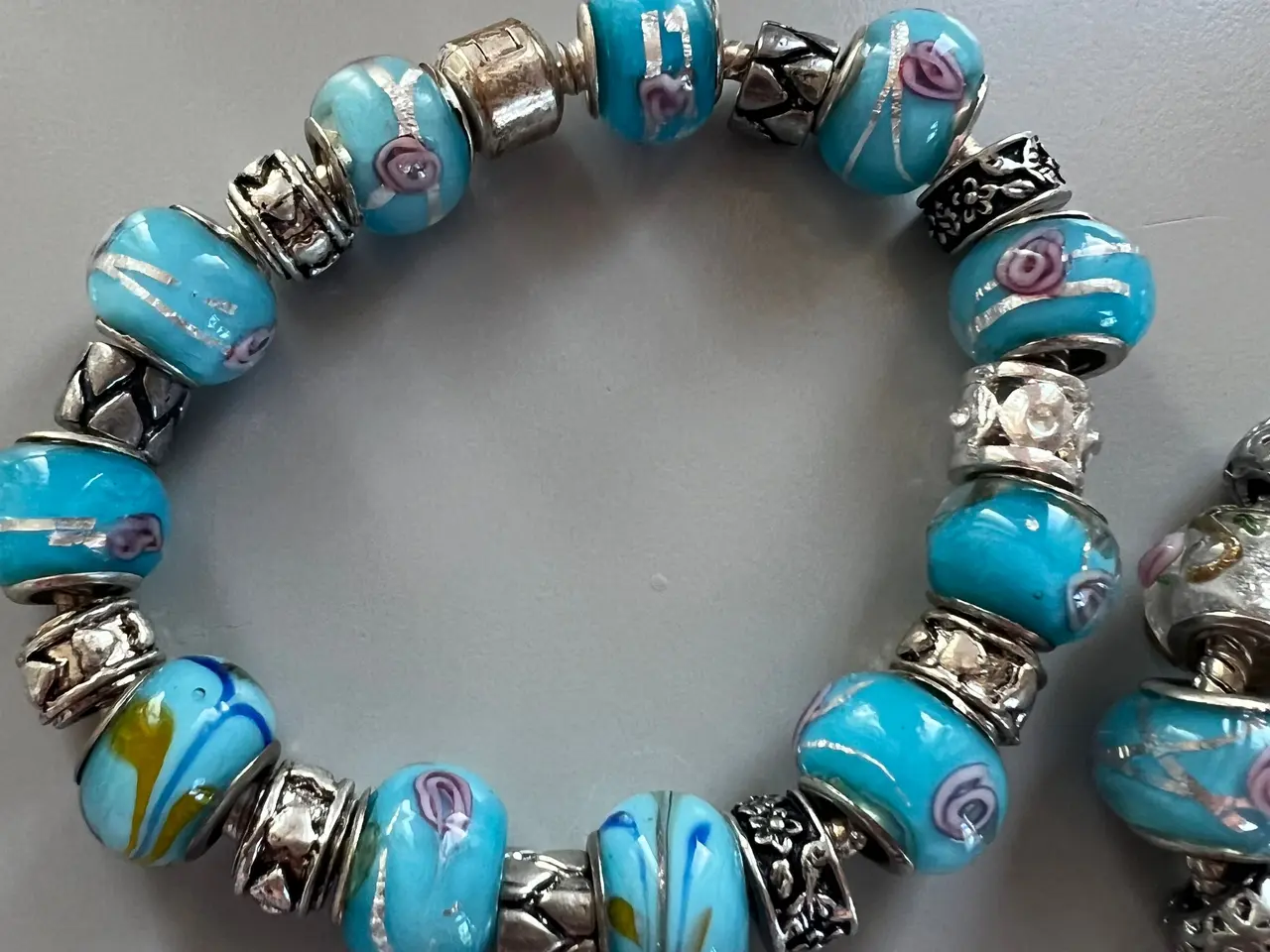 Billede 4 - Smukke armbånd med charms