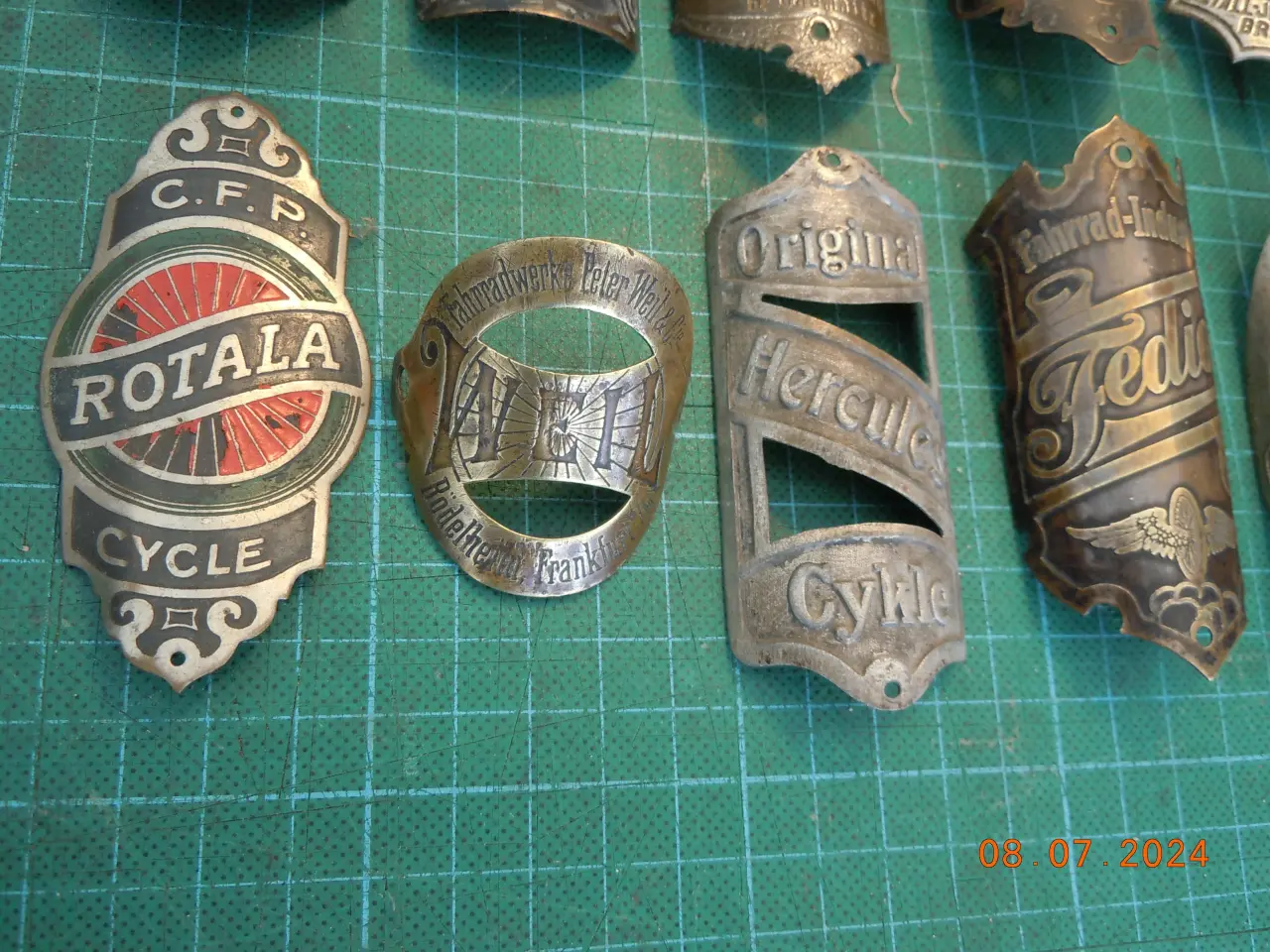 Billede 6 - Metalskilte fra ældgamle cykler.
