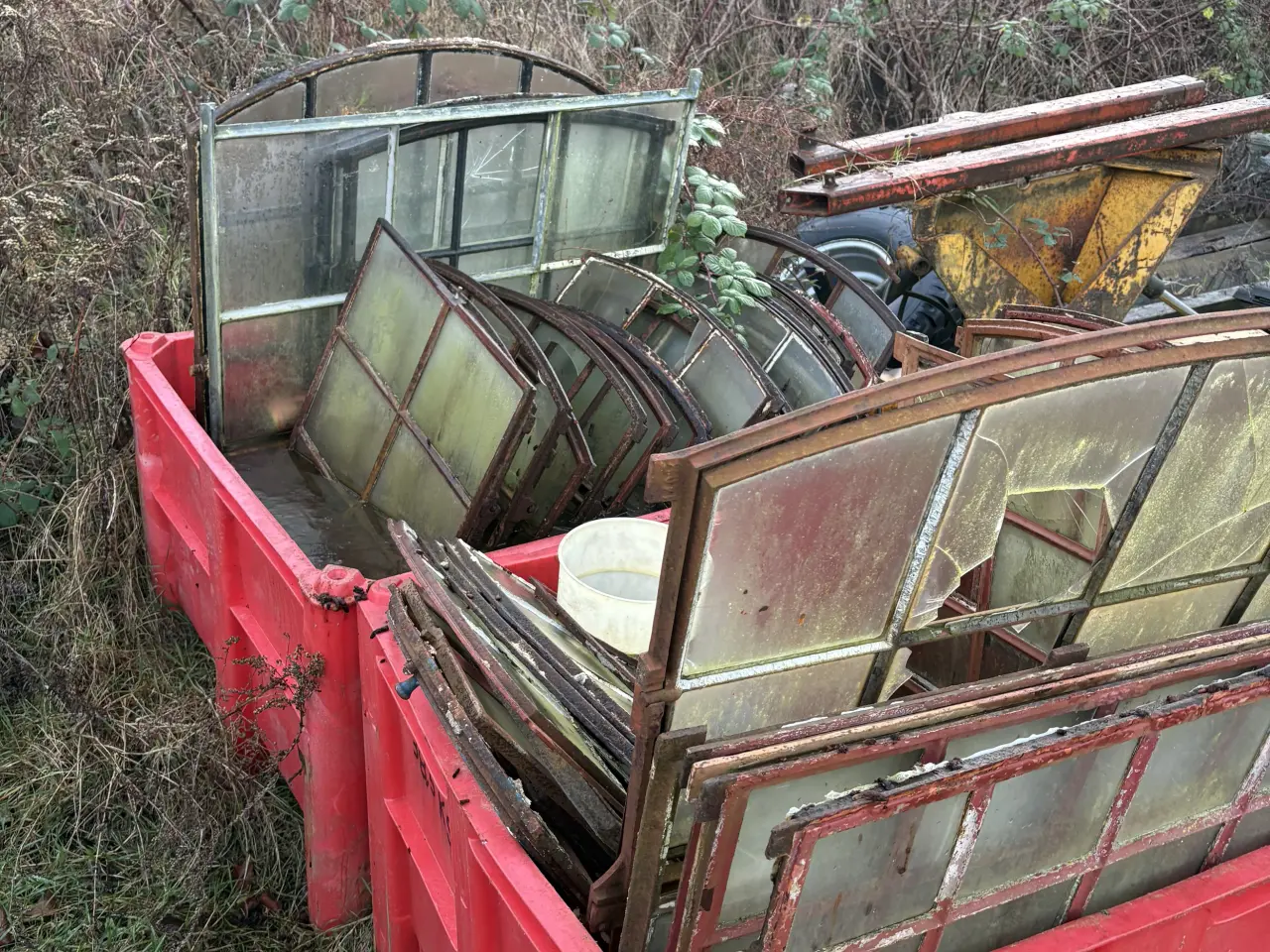 Billede 1 - Gamle vinduesrammer i metal og glas staldvinduer