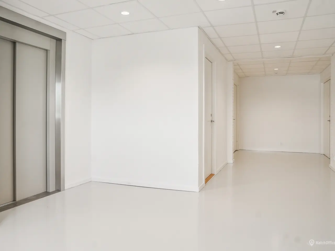 Billede 7 - Moderne. lyst kontor og råt indrettet mindre lager