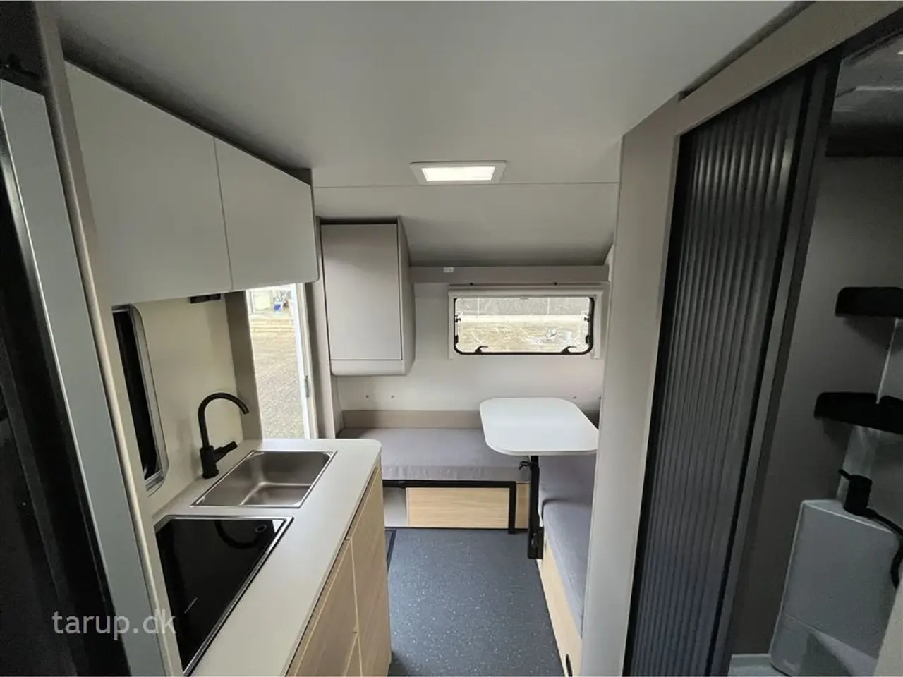 Billede 10 - 2026 - Adria Action 391 PD   Tværstillet dobbeltseng, L-siddegruppe, LED-kanallys, TV-holder,  XL-aksel, alufælge, stort køleskab, el-gulv-varme, Truma Combi 4