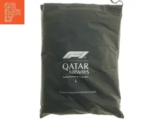 Sæt med pyjamas og tøfler fra Qatar Airways fra Qatar Airways (str. str L cm)