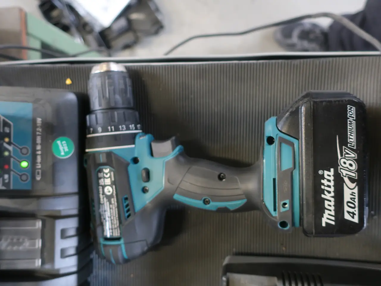 Billede 3 - Skruemaskine, 3 stk. batterier samt 1 stk. lader MAKITA