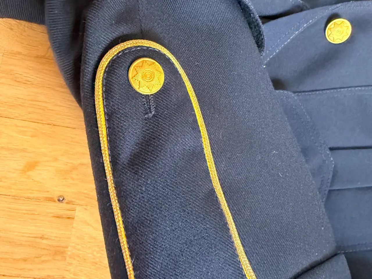 Billede 3 - Mørkeblå uniform jakke med guldknapper