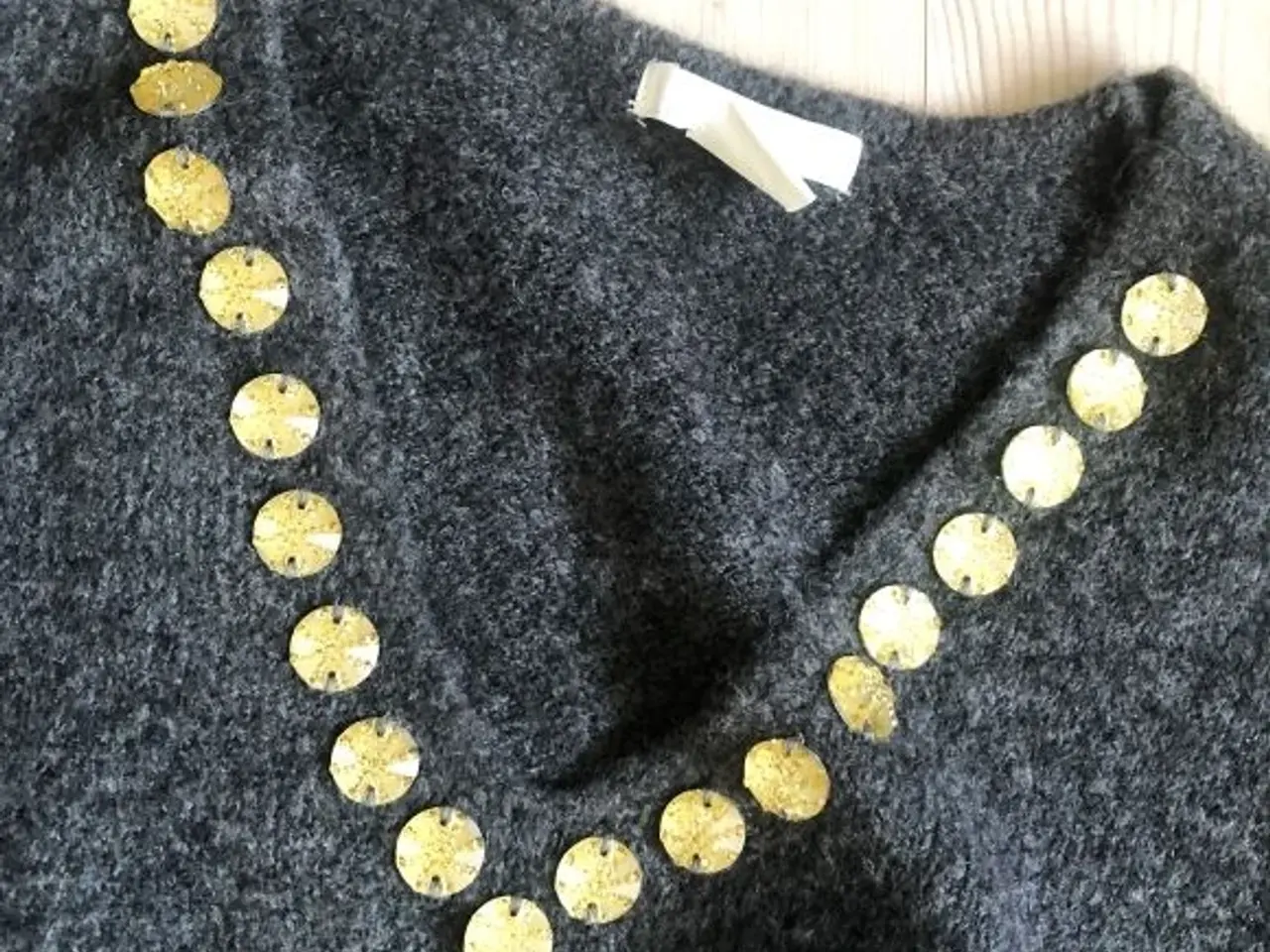 Billede 4 - LÆKKER SWEATER - mørkegrå - med GYLDNE STEN