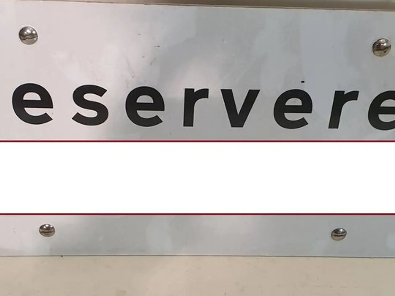 Billede 1 - Parkeringsskilt reserveret med beslag