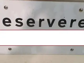 Parkeringsskilt reserveret med beslag