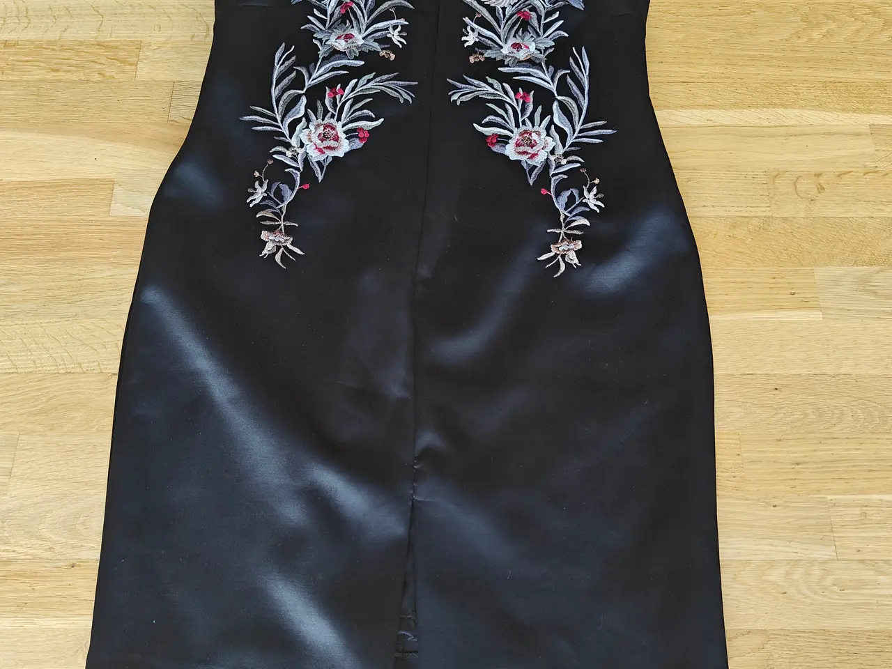 Billede 2 - Star Satin sort Kjole str. 48