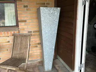 Galvaniseret blomster “krukker” sælges
