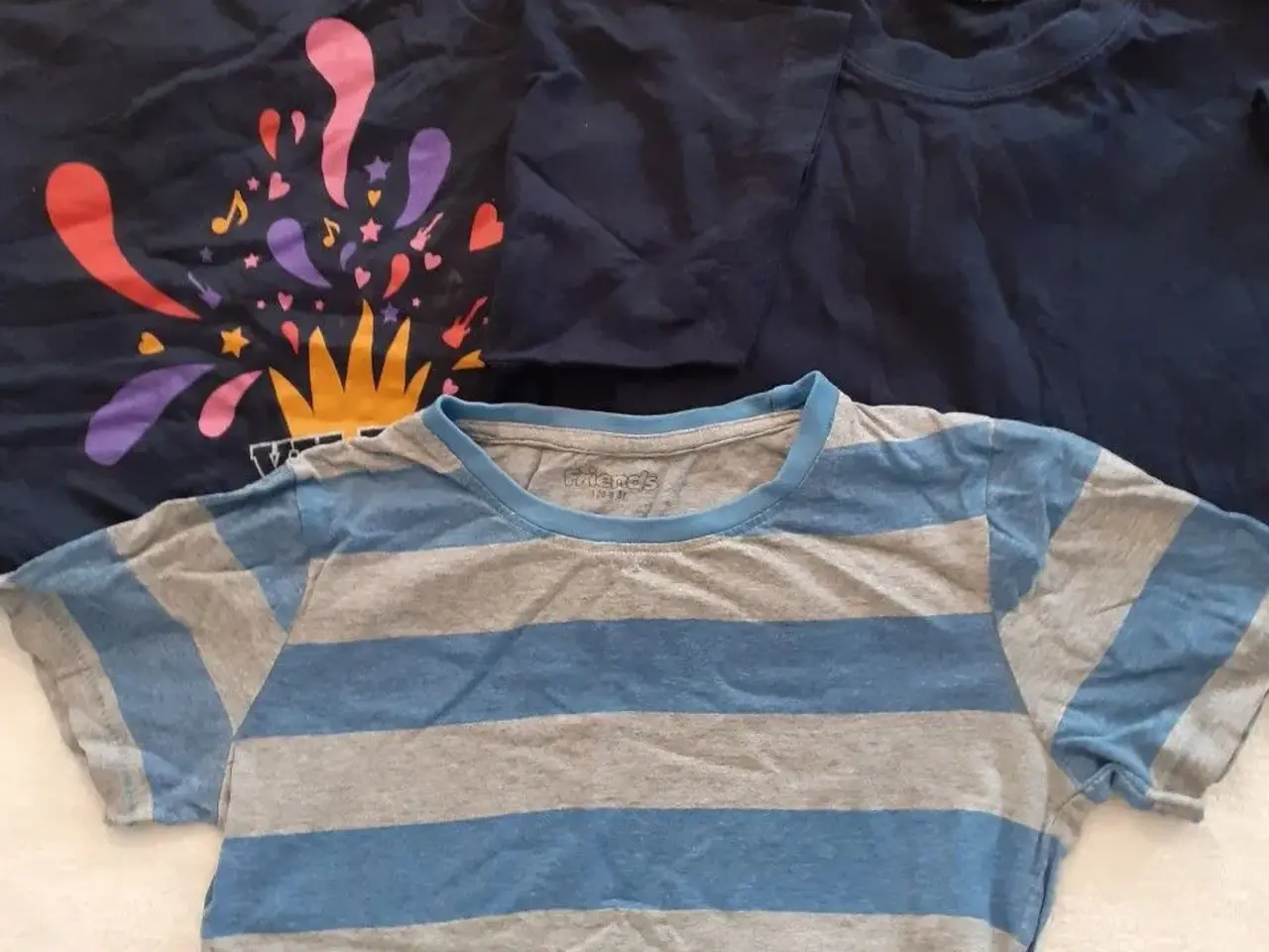 Billede 1 - 3 t-shirts, str. 128, 1 blå/grå stribet & 2 sorte