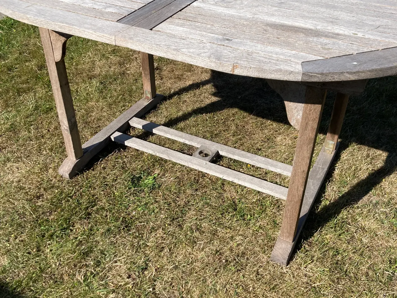 Billede 3 - Flot havebord med tillægsplade.