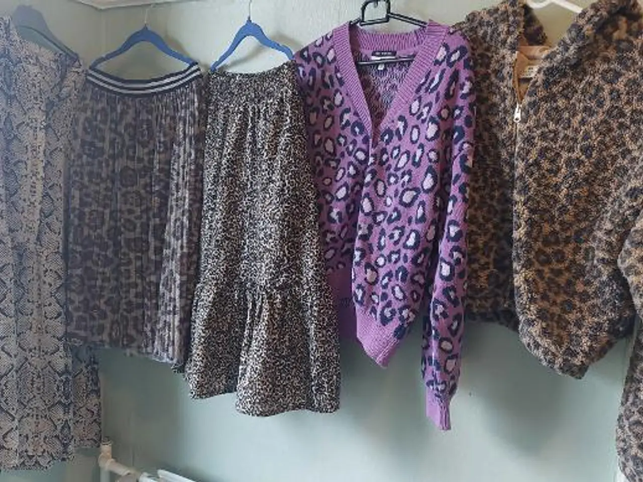 Billede 1 - Tøjpakke str 146/152 med leopard dyre print