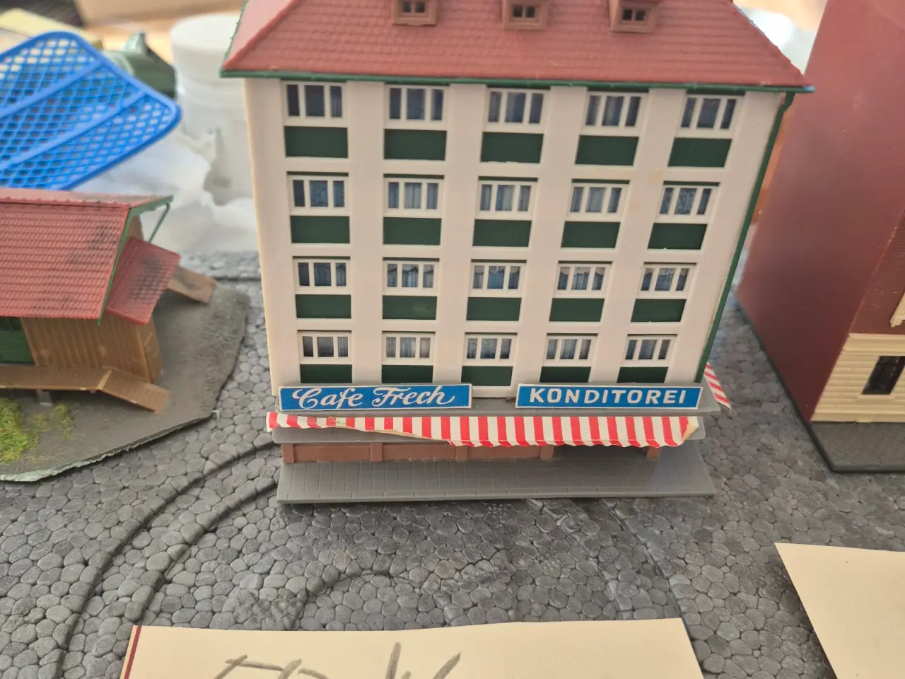 Billede 10 - Forskellige modelhuse og 1 lokomotiv