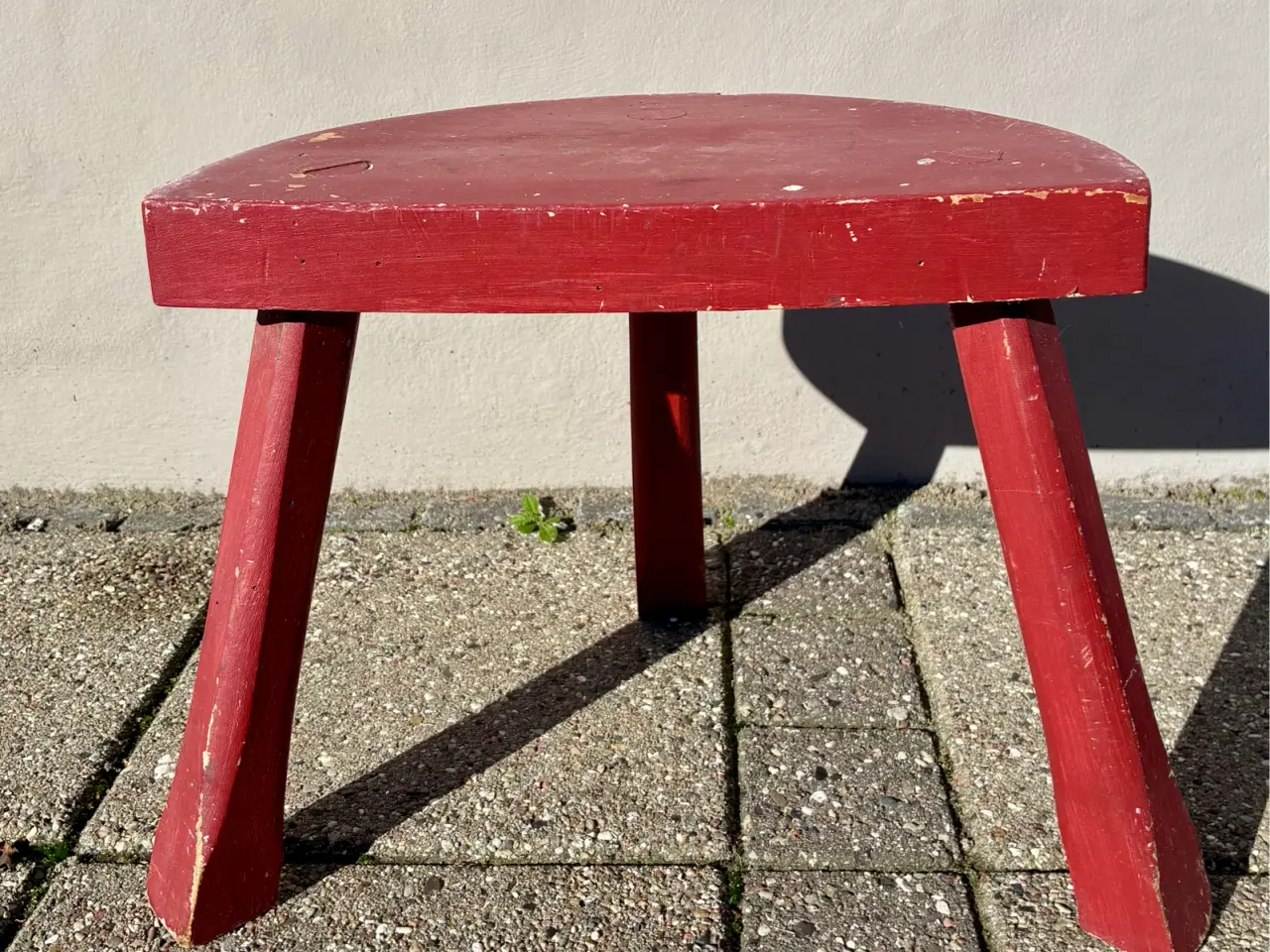 Billede 2 - Charmerende rød malkestol / vintageskammel