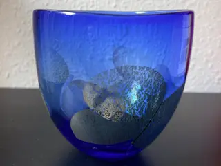 Blå krukke/vase med sommerfugle