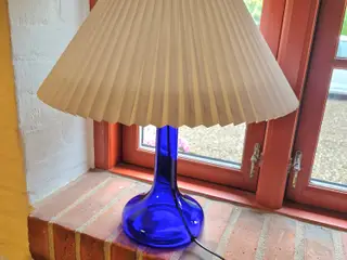 343 bordlampe fra Le Klint i koboltblåt glas.