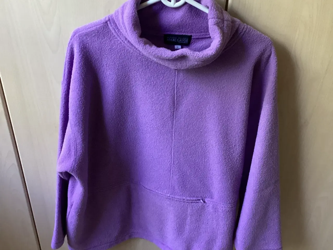 Billede 1 - Lilla Fleece trøje med lynlås lomme.
