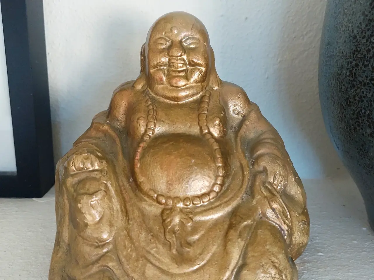 Billede 1 - Siddende leende Buddha figur i guld