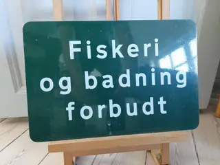 Dobbeltsidet vejskilt i metal