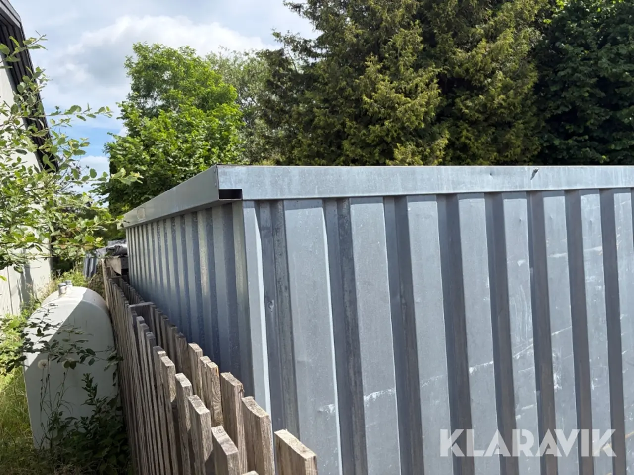 Billede 5 - Blikskur med indhold og container låsebom