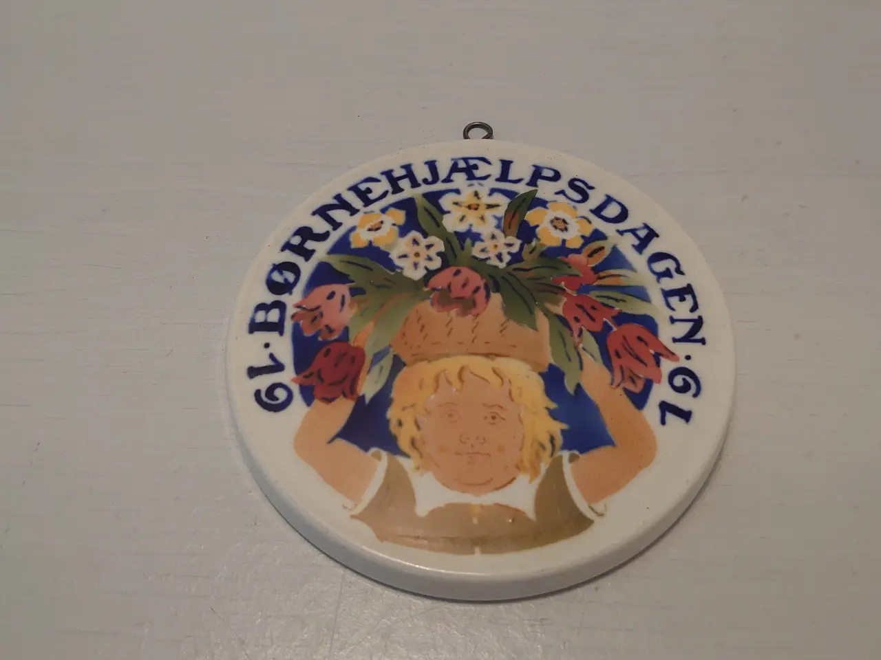 Billede 1 - Børnehjælpsdagen platte fra 1919. Diameter 9cm.