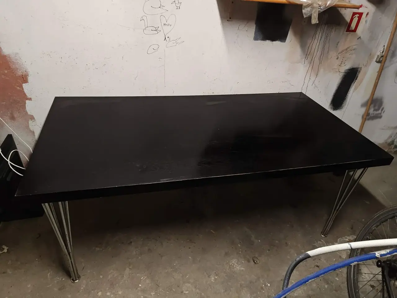 Billede 2 - Sort bord – stabilt og anvendeligt 🖤