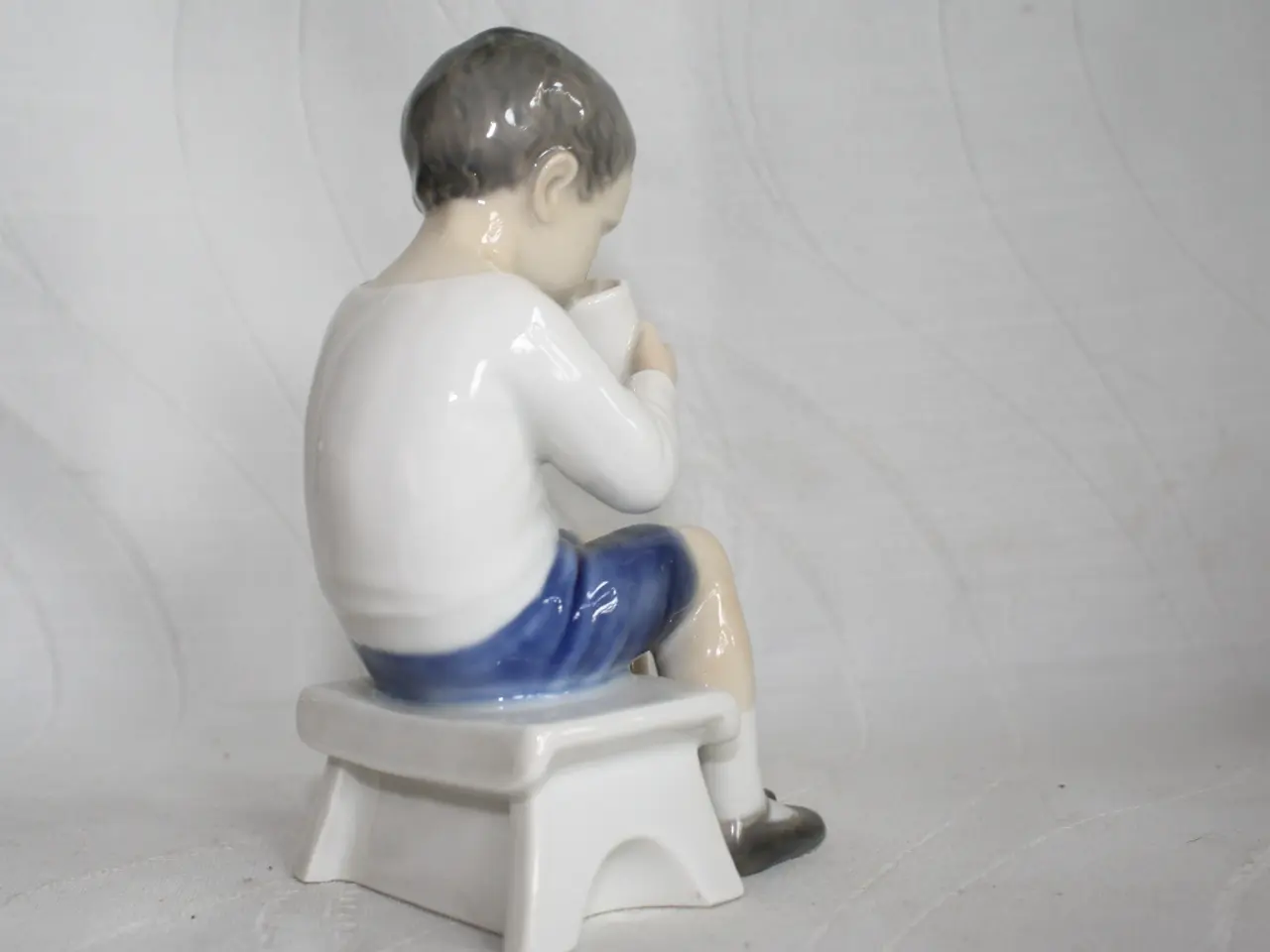 Billede 8 - Victor, Dreng med kop, figur fra Bing og Grøndahl