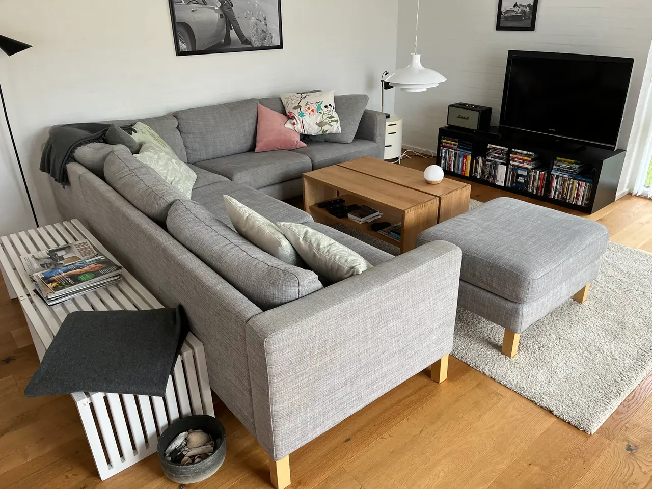 Billede 3 - Hjørnesofa med puffe i lys grå stof.