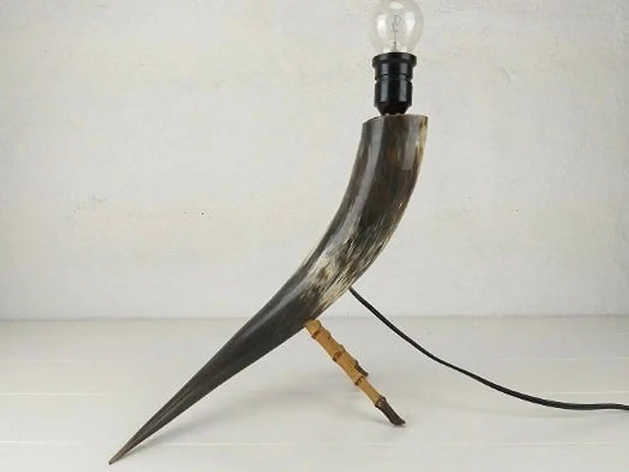 Billede 1 - Fin bordlampe udformet i horn og bambus