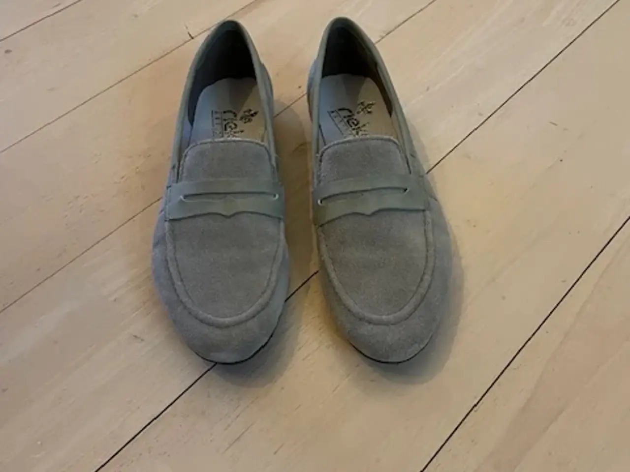 Billede 1 - Loafers fra Rieker i støvet grøn ruskind