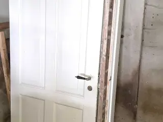 Gamle Dannebrosdøre og karme