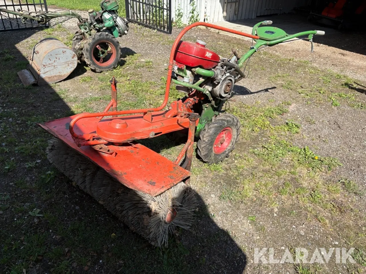Billede 1 - Redskabsbærer Agria 4000 med kost