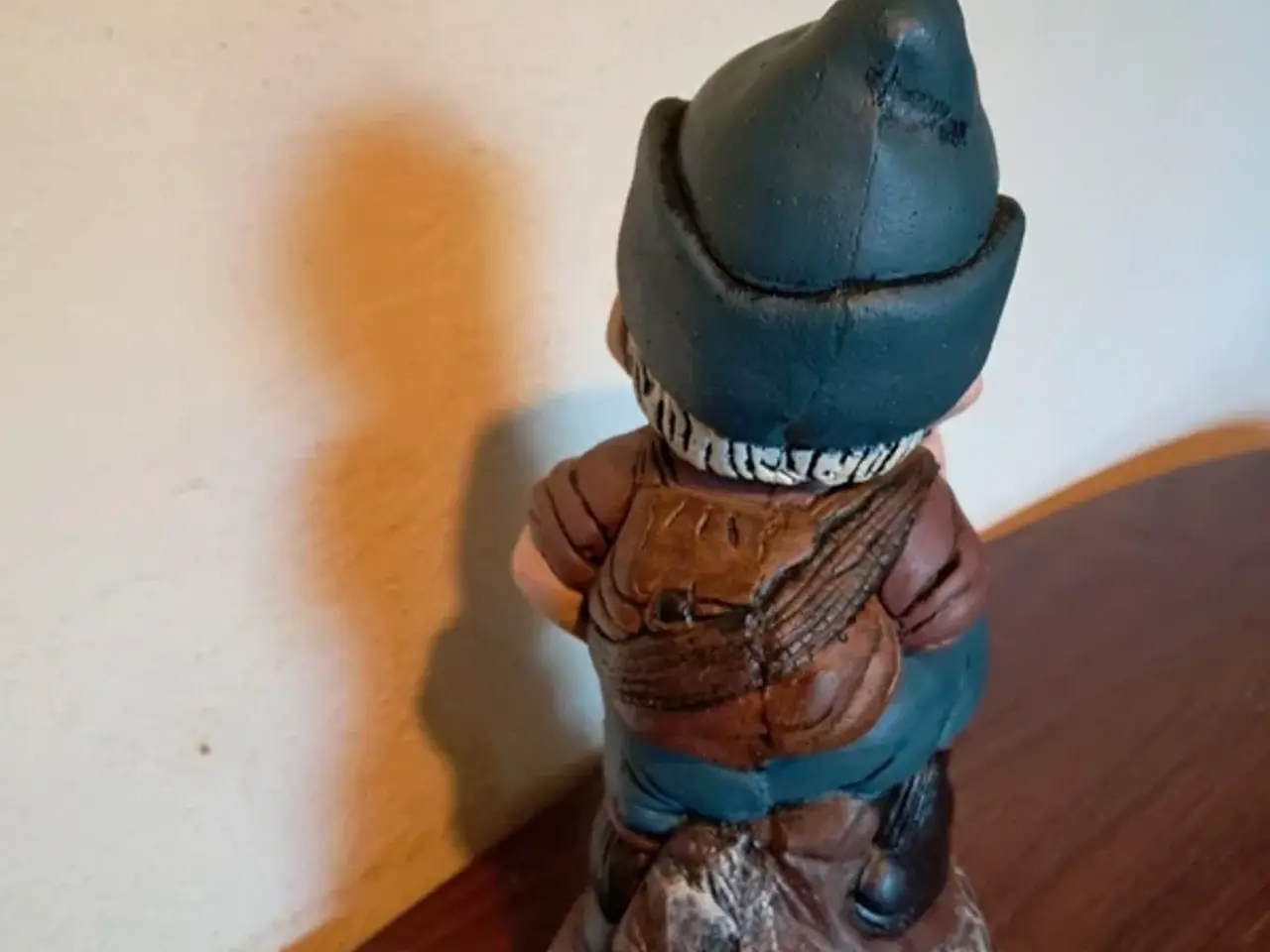 Billede 3 - Haveskulptur Nisse Figur Blå Hatte Brun Jakke