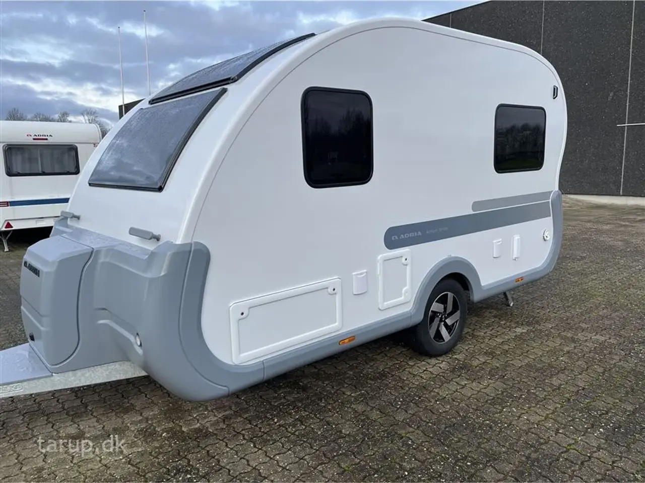Billede 3 - 2026 - Adria Action 391 PD   Tværstillet dobbeltseng, L-siddegruppe, LED-kanallys, TV-holder,  XL-aksel, alufælge, stort køleskab, el-gulv-varme, Truma Combi 4