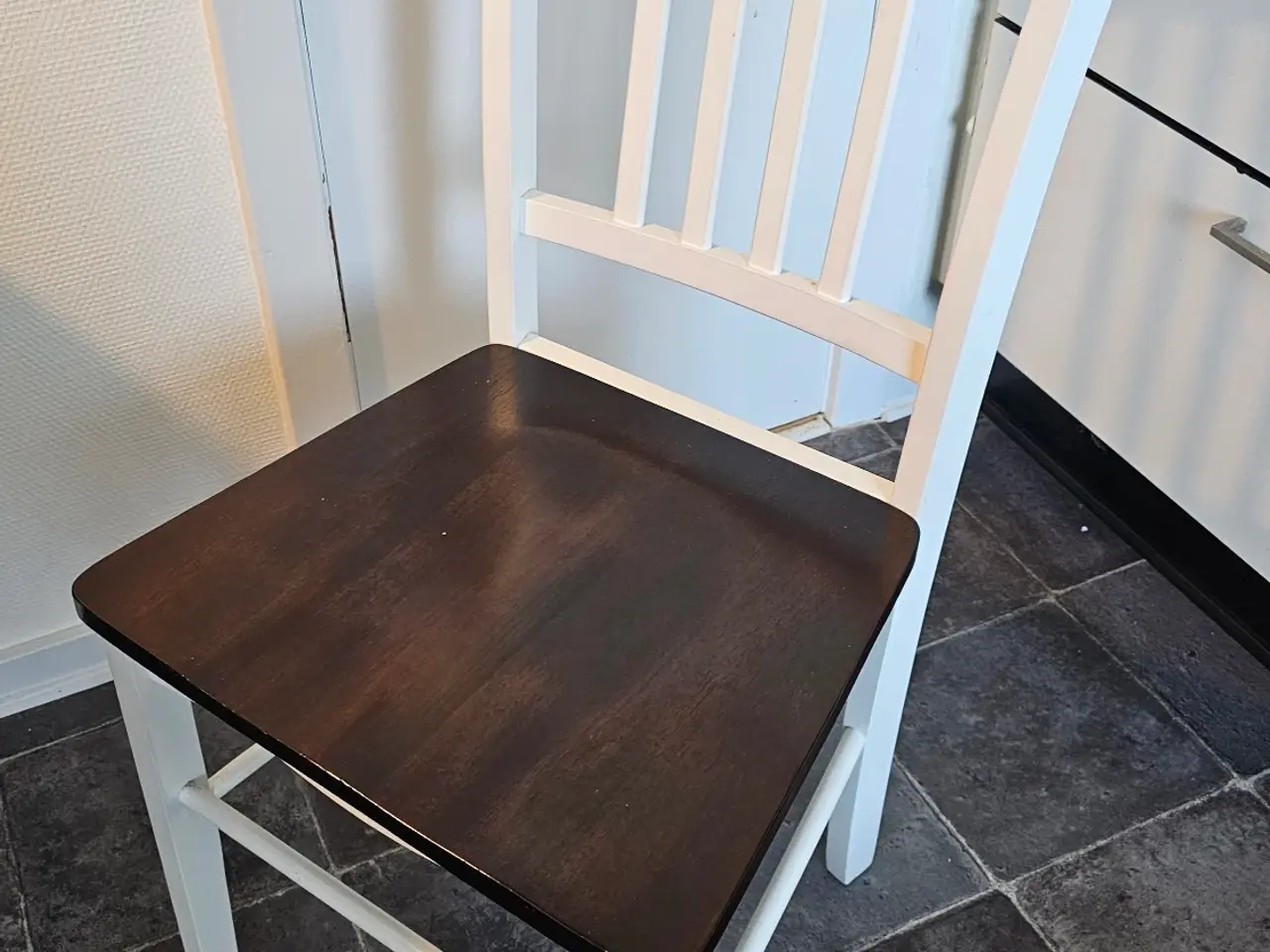 Billede 3 - Fint lille spisebord med 2 stole